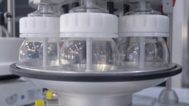 çeşitli sıvıların laboratuvar karıştırma. Sıvı, su ve çeşitli malzemelerin analizleri. Tıbbi laboratuvarda ekipman.