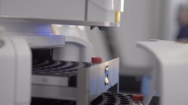 Tıbbi deney. Bir tedavi yaratıyor. Bakteriyolojik silahlar. Zehirli madde acemi. Kimya Şirketi. Radyasyon bölgesi. İlaç endüstrisi için otomatik ekipman, dolum makinesi