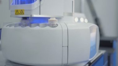 Fabrikada ilaç üretim hattı. Farmasötik kalite kontrol. Eczacılık sektöründe üretim ekipmanları. İlaç makinesi. İlaç fabrikasında tıbbi şişeler kalite kontrolü