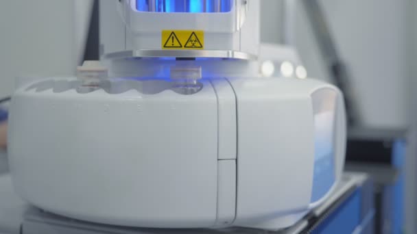 放射性有毒物質医学実験質量分析計、広い視野に化学化合物を除去するロボットアーム。物質に含まれる分子または元素を決定するために使用される機械 — ストック動画