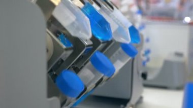 Fütüristik bir laboratuvarda, test tüpleri Dna ve molekülleri ayıklamak için renkli bir sıvı analiz eder. Kavram: araştırma, biyokimya, sürükleyici teknoloji, artırılmış gerçeklik. Otomatik Laboratuvar