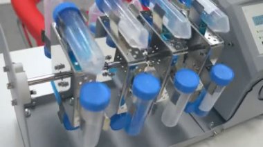 Bir laboratuvarda, bir bilim adamı test tüplerinde Dna ve molekülleri ayıklamak için renkli bir sıvı analiz eder. Kavram: araştırma, biyokimya, doğa, farmasötik tıp. akışkan analiz ekipmanları.