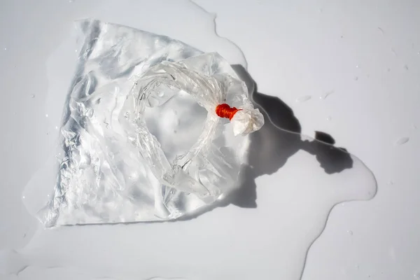 Sacchetto Plastica Rugosa Contenente Acqua Sfondo Bianco Luce Ombra — Foto Stock