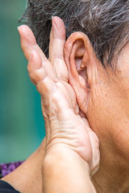 Sağ kulak, dinleyin için yakın tutarak üst düzey kadın eli