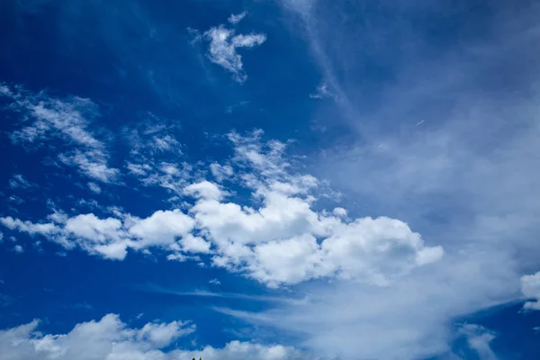 Μπλε Φόντο Του Ουρανού Λευκά Χνουδωτά Σύννεφα — Φωτογραφία Αρχείου