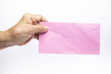 Pembe zarf beyaz arka plan üzerinde izole holding üst düzey kadın eli