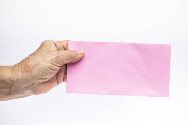 Pembe zarf beyaz arka plan üzerinde izole holding üst düzey kadın eli