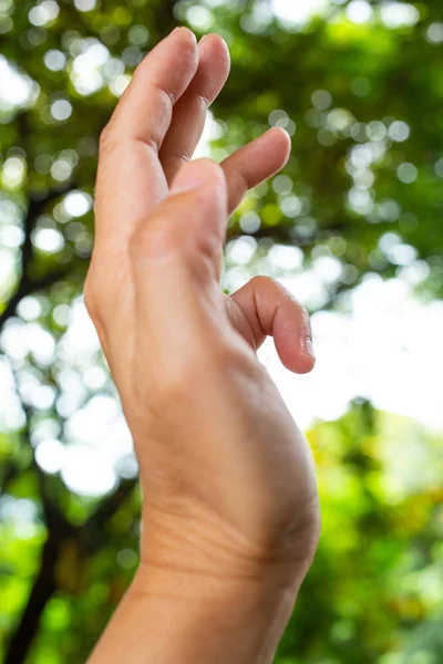 Acionador Finger lock on little finger of woman 's side left hand, Sofrendo de dor, em bokeh green garden background, Close up & Macro shot, Síndrome de Office, Conceito de cuidados de saúde — Fotografia de Stock