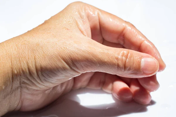 Woman's wet side hand with water drops on white acrylic background, Close up & Macro shot, Selective focus, Asian Body skin part,  Relaxing Bath, Healthcare concept — Stock Photo, Image