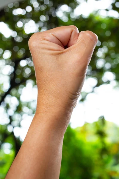 Mão de mulher no punho no fundo do jardim verde bokeh, parte da pele do corpo asiático, Símbolo, Gestura, Conceito de linguagem corporal — Fotografia de Stock