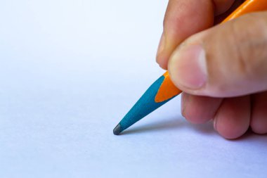 Kadın sağ el çok renkli kalem tutan, beyaz kağıt doku arka plan üzerine mektup yazma, Notebook, yakın yukarı & makro Shot, seçici odak, Iletişim, Kırtasiye kavramı