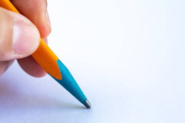 Kadın sol el çok renkli kalem tutarak, beyaz kağıt doku arka plan üzerine mektup yazma, defter, yakın yukarı & makro Shot, seçici odak, Iletişim, Kırtasiye kavramı