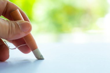 Kadın sol el tutan dermatograf kalem beyaz kağıt üzerine mektup yazma, bokeh yeşil bahçe arka plan, Notebook, yakın yukarı & makro Shot, seçici odak, Iletişim, Kırtasiye kavramı