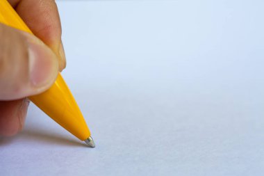 Kadın sol el sarı bir kalem tutarak, beyaz üzerine mektup yazma 