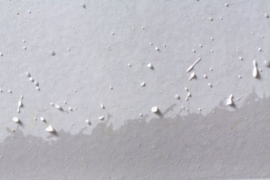 Beyaz seramik arka planda su damlaları, shot yakın, banyo konsepti