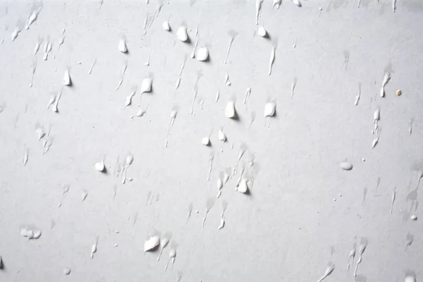 Gotas de agua sobre fondo de cerámica blanca, Primer plano, concepto de baño — Foto de Stock