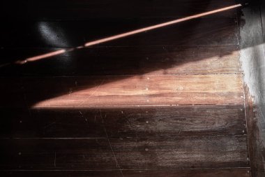 Işık & gölge üzerinde ahşap zemin doku arka plan, sabah ışık, siyah ve beyaz fotoğraf, ev kavramı