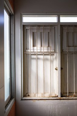 beyaz renkli ahşap pencere, kavisli çelik, banyoda buzlu cam