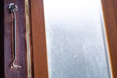 Alüminyum mandallı Aralık buzlu cam ve ahşap kapı çerçevesi, yakın yukarı ve makro Shot, seçici odak, ev kavramı bağlı