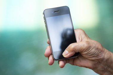 Bangkok Tayland-Temmuz 15, 2019: kıdemli kadın el kullanarak iPhone 5 mavi yüzme havuzu arka plan, teknoloji, Iş kavramı, iPhone 5 oluşturuldu ve geliştirilen Apple Inc.