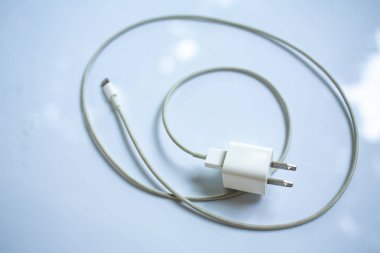 Beyaz akrilik masa arka planda akıllı telefon şarj kablosu, yakın çekim & makro Shot, seçici odak, teknoloji, Iş konsepti