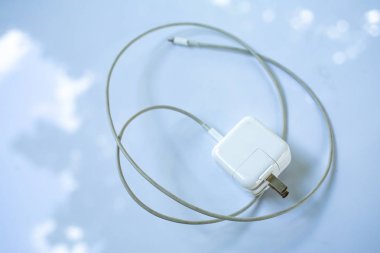 Cihazlar için USB güç adaptörü, beyaz akrilik masa arka planda şarj kablosu, yakın çekim & makro Shot, seçici odak, teknoloji, Iş konsepti