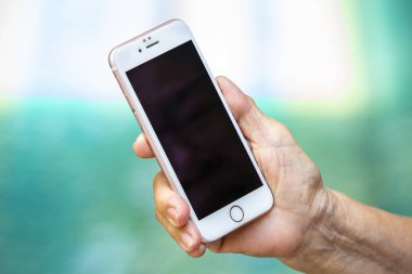 Bangkok Tayland-Temmuz 15, 2019: üst düzey kadın elini kullanarak iPhone 6s pembe mavi yüzme havuzu arka plan, teknoloji, Iş kavramı, iPhone 6s pembe oluşturuldu ve geliştirilen Apple Inc.