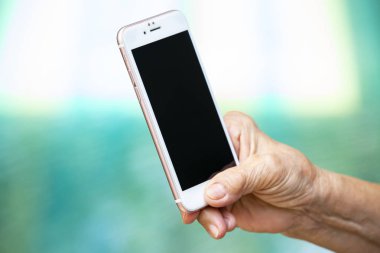 Bangkok Tayland-Temmuz 15, 2019: üst düzey kadın elini kullanarak iPhone 6s pembe mavi yüzme havuzu arka plan, teknoloji, Iş kavramı, iPhone 6s pembe oluşturuldu ve geliştirilen Apple Inc.