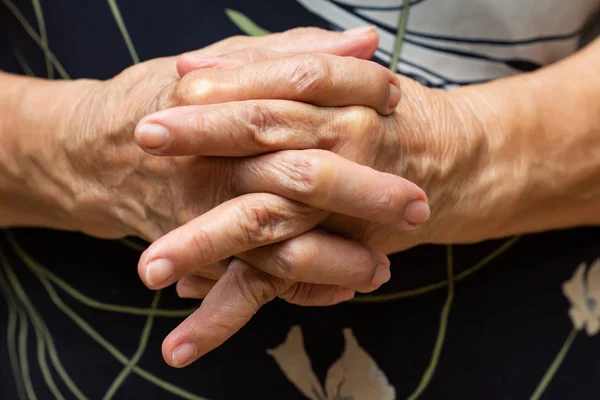 Senior vrouw houdt haar handen en bidden, close-up & macro shot, selectieve focus, Aziatische lichaam huid deel, lichaam taalgevoel, religieus concept — Stockfoto