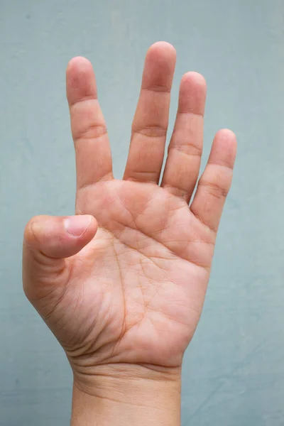 Spust palec blokada na palec kciuka kobiety przedniej lewej dłoni, cierpiących na ból, na niebiesko-szary kolor tła, zbliżenie & makro strzał, zespół biurowy, koncepcja opieki zdrowotnej — Zdjęcie stockowe