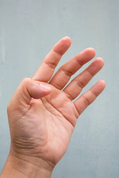 Spust palec blokada na kciuk z boku kobiety lewej ręki, cierpiących na ból, na niebiesko-szary kolor tła, zbliżenie & makro strzał, zespół biurowy, koncepcja opieki zdrowotnej — Zdjęcie stockowe
