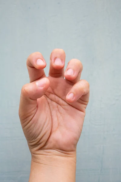 Spust palec blokada na palce kobiety przedniej lewej dłoni, cierpiących na ból, na niebiesko-szary kolor tła, zbliżenie & makro strzał, zespół biurowy, koncepcja opieki zdrowotnej — Zdjęcie stockowe