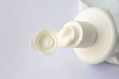Beyaz arka planda sıkıştırılmış diş macunu, Yakın çekim & Makro çekim, Seçici odak, Sağlık konsepti