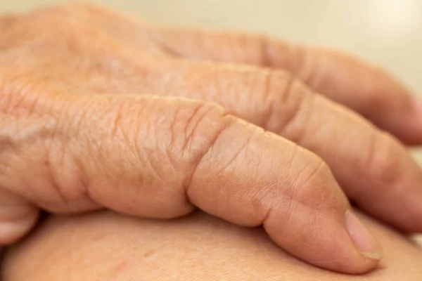 Senior vrouw gerimpelde vinger van de hand, close-up & macro shot, selectieve focus, Aziatische lichaam huid deel, gezondheidszorg concept — Stockfoto
