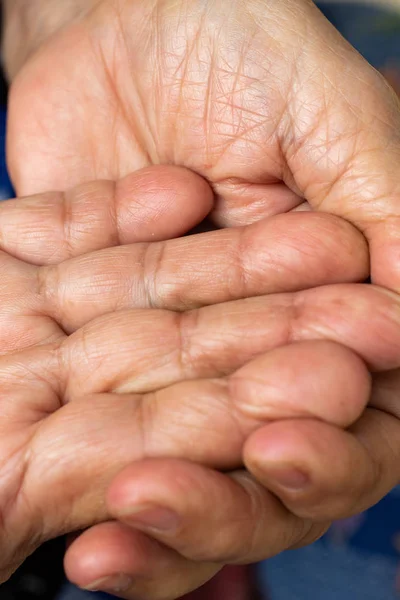 Palma arrugada de la mujer mayor y huella dactilar de la mano, Close up & Macro shot, Enfoque selectivo, Parte de piel corporal asiática, Concepto de atención médica — Foto de Stock