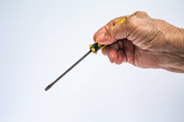 Kıdemli Kadın sağ el beyaz arka plan üzerinde eski tornavida tutan, İnşaat bina ve onarım aracı kavramı