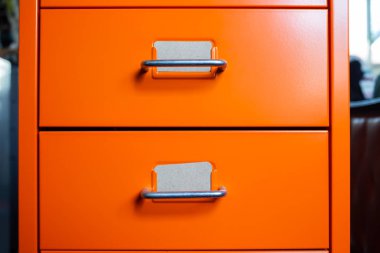 Kapalı çekmeceli dosya dolabı, mektup yazmak için 2 kahverengi kart, Turuncu metal renk, Yönetim ve depolama konsepti, closeup & Macro çekim