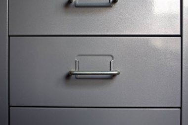 Kapalı çekmeceli dosya dolabı, Gri gümüş metal renk, Yönetim ve depolama konsepti, closeup & Macro çekim