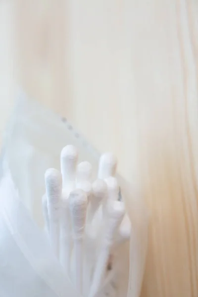 Белый пластик хлопчатобумажные почки на деревянном столе текстура фона, Закрыть и Макро выстрел, Селективный фокус, О чистке тела, Здравоохранение концепции — стоковое фото