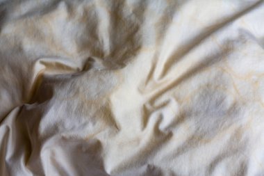 Yeni beyaz yatakta kirli lekeli yastık, Yakın çekim ve makro çekim, Seçici odak, Yatak odası temizleme konsepti