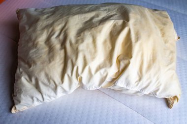 Yeni beyaz yatakta kirli lekeli yastık, Çekim kapatın, Seçici odak, Yatak odası temizleme konsepti