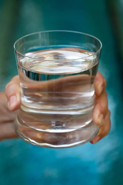 Asian Senior woman 's hand drinking full glass of clean water, Close up & Macro shot, Selective focus, Healthy Drink concept — стоковое фото