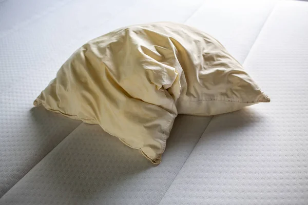 Špinavý poskvrněný polštář na nové bílé posteli, uzavření záběru, selektivní zaměření, koncepce čištění ložnice — Stock fotografie