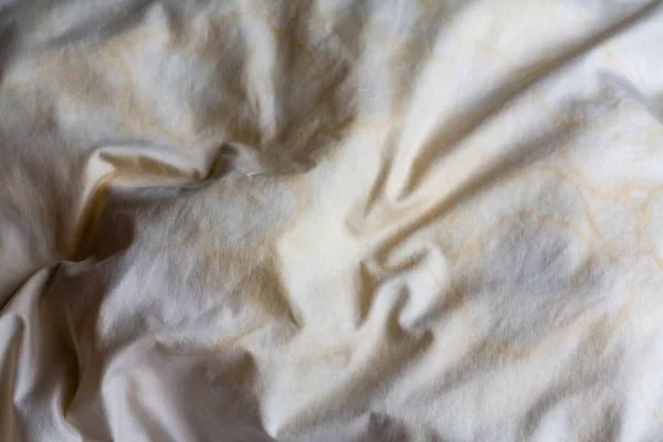 Грязная пятнистая подушка на новой белой кровати, Закрыть и макроснимок, Селективный фокус, Концепция уборки спальни — стоковое фото