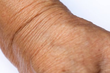 Beyaz arka planda kol üst düzey kadının buruşuk bilek, Close up & Makro çekim, Seçici odak, Asya Vücut cilt parçası, Sağlık kavramı, Soyut arka plan