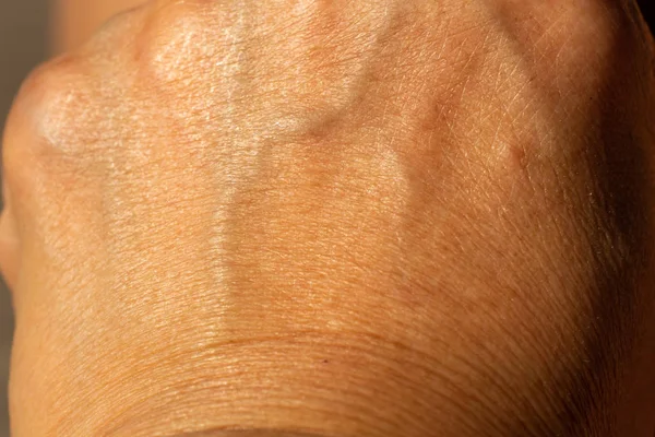 Kvinnans hud baksidan av handen, närbild & Macro Shot, selektiv fokus, asiatisk kropp hud del, sjukvård koncept — Stockfoto