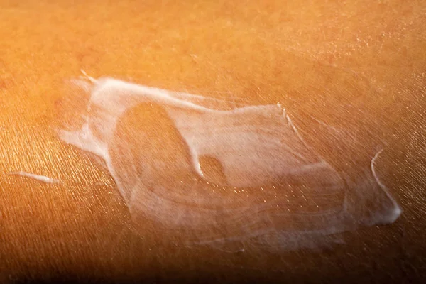 Woman applying moisturising cream on her  dry leg, Close up & Macro shot, Asian Body skin part, Healthcare concept, Abstract background — Stock Photo, Image