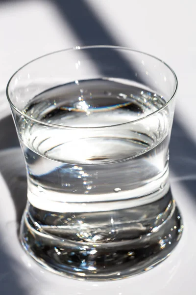 Vidro de água limpa, Gotas de água, Fundo branco, Luz e sombra, Close up & Macro shot, Foco seletivo, Conceito de bebida saudável — Fotografia de Stock