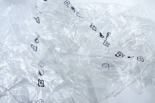 Смятый Пластиковый Пакет Обертывания Фоне Серого Металла Морщинистый Объект Свет — стоковое фото
