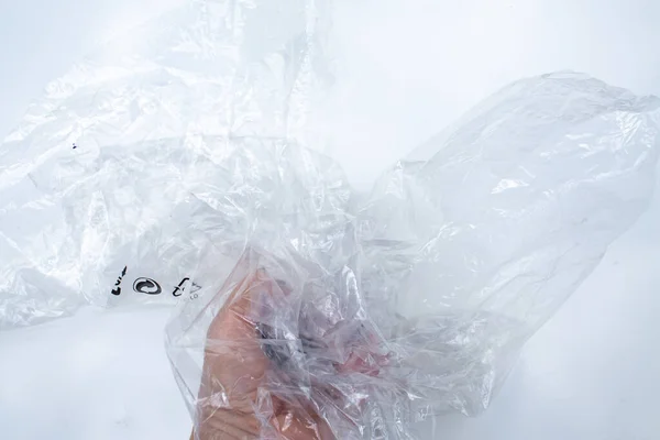 Женщина Левая Рука Скомканный Пластиковый Пакет Обертывания Белом Металлическом Фоне — стоковое фото